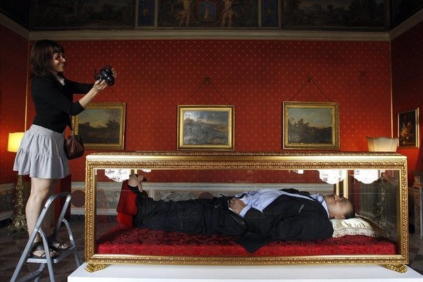 Итальянские художники Антонио Гарулло и Марио Отточенто установили у дворца Киджи в Риме инсталляцию – стеклянный гроб с фигурой улыбающегося экс-премьер-министра Сильвио Берлускони внутри. Свое произведение художники назвали «Мечта итальянцев».