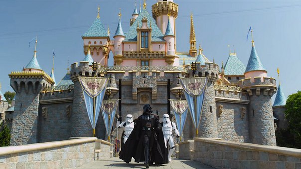 На этой неделе стало известно, что LucasFilm был приобретен Диснеем. В новой рекламе, выпущенной Disney Parks, Дарту Вейдеру задают вопрос, что он будет делать теперь, когда он - часть семьи Диснея.