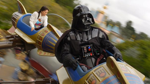 На этой неделе стало известно, что LucasFilm был приобретен Диснеем. В новой рекламе, выпущенной Disney Parks, Дарту Вейдеру задают вопрос, что он будет делать теперь, когда он - часть семьи Диснея.