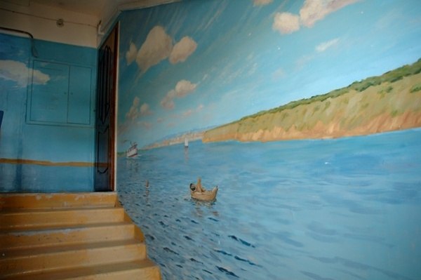 В Астрахани художник Борис Черниченко превратил подъезд в картинную галерею.