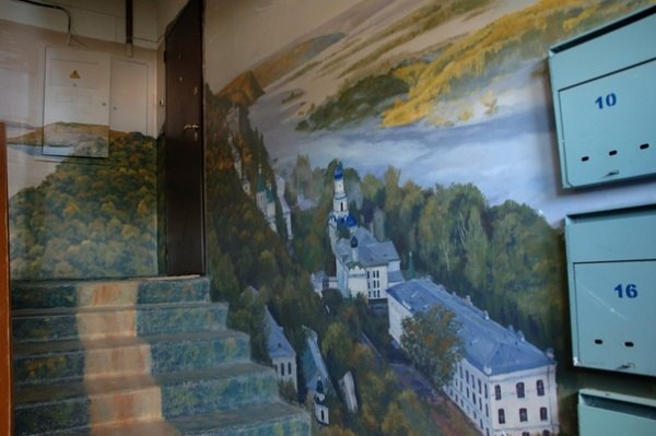 В Астрахани художник Борис Черниченко превратил подъезд в картинную галерею.