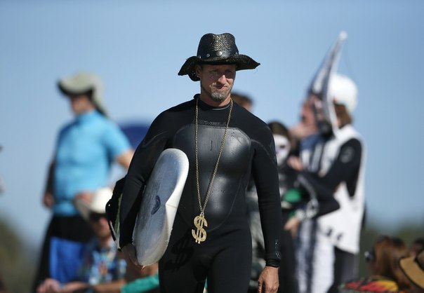 Хэллоуинские костюмированные соревнования по серфингу в США