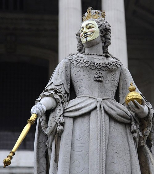 Маска Гая Фокса на памятнике королеве в Лондоне