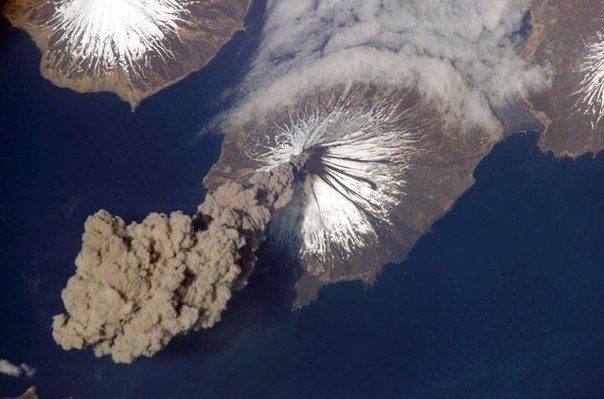 Извержение вулкана, вид с космоса