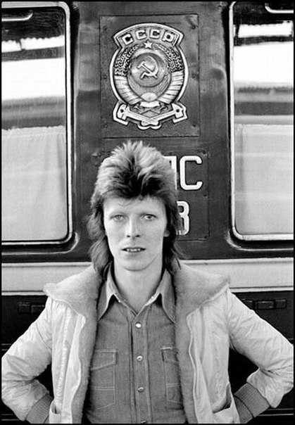 Девид Боуи стоит на фоне советского поезда.