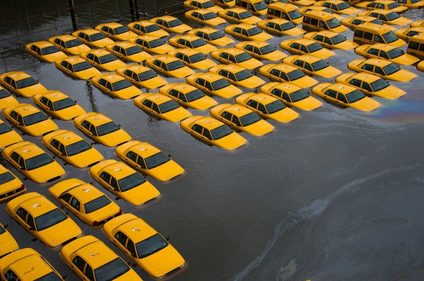 Ураган Сэнди. Затопленная парковка такси, Hoboken, Нью Джерси.