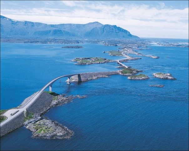 Сторсезандетский мост — мост соединяющий материк и остров Аверой в губернии Мёре-ог-Ромсдал.