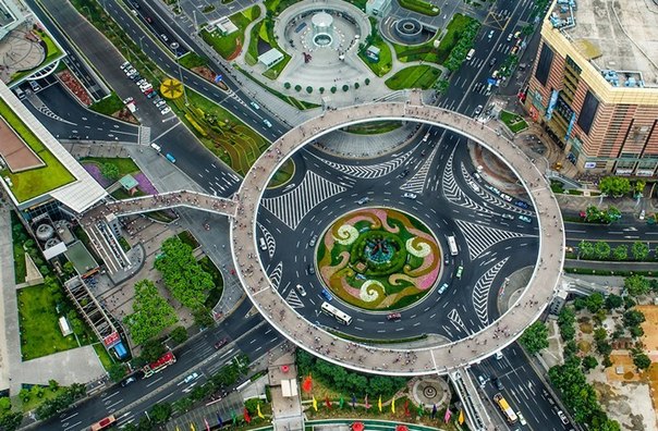 Дорожная развязка «Карусель» в Шанхае: теперь пешеходы и автомобили не создают друг другу препятствий.
