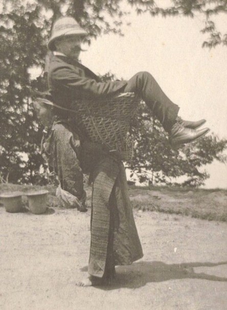 Британский купец использует местную женщину в качестве транспорта. Западная Бенгалия 1903 год.