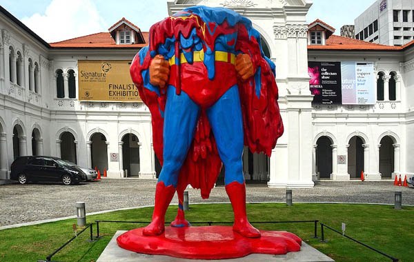 Экспонат под названием «Сегодня никто не может нас спасти» на площади перед Сингапурским Музеем Искусств.