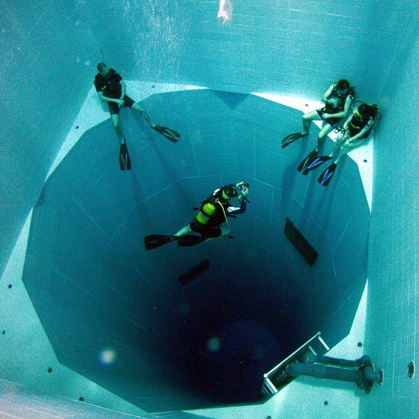 Самый глубокий и, возможно, самый необычный бассейн в мире располагается в бельгийской столице. 33-метровый бассейн Немо 33 является частью центра рекреационного подводного плавания