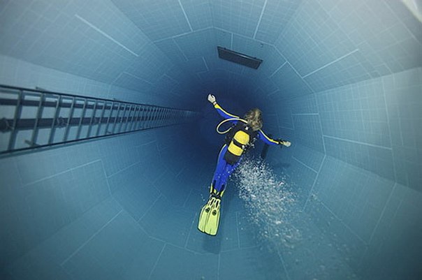 Самый глубокий и, возможно, самый необычный бассейн в мире располагается в бельгийской столице. 33-метровый бассейн Немо 33 является частью центра рекреационного подводного плавания