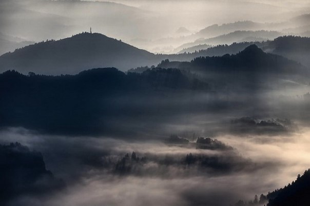 Фотограф Богуслав Стремпель снял холмы Польши и Чехии, чтобы показать туманные пейзажи утренней красоты природы.