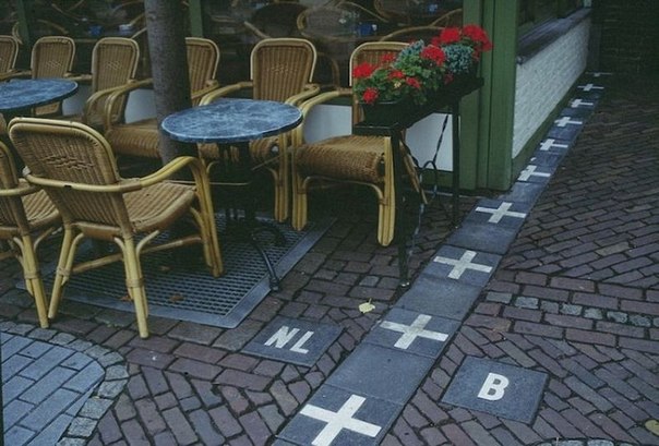 Барле - уникальный поселок, который находится на территории сразу двух государств - Бельгии и Нидерландов, граница между которыми обозначена белыми крестами прямо посреди улиц.
