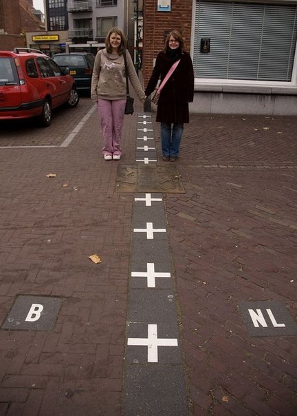 Барле - уникальный поселок, который находится на территории сразу двух государств - Бельгии и Нидерландов, граница между которыми обозначена белыми крестами прямо посреди улиц.