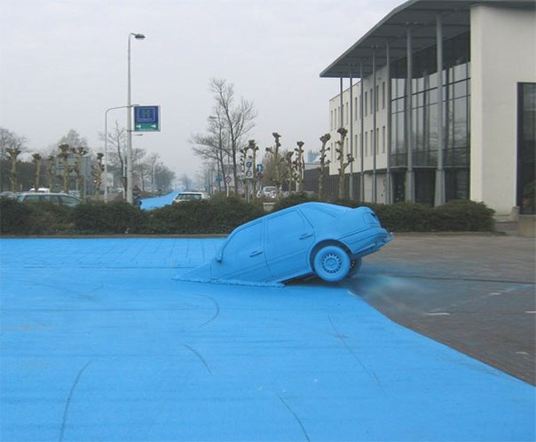 В рамках экологической кампании главную улицу голландского города Драхтена выкрасили голубой краской.
