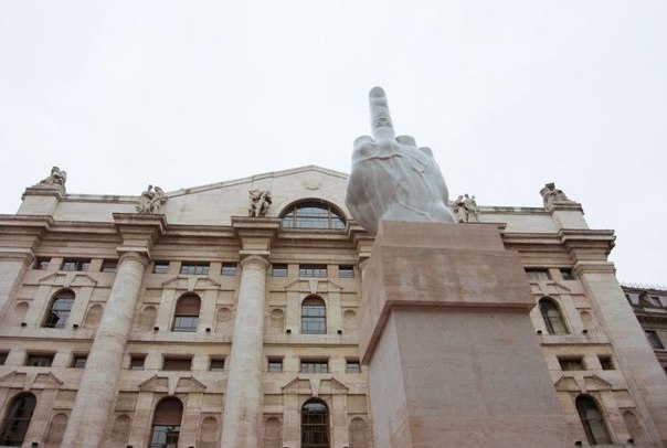 Памятник среднему пальцу в Милане.