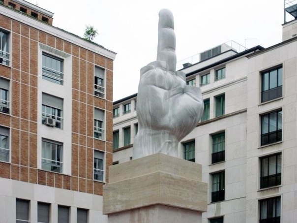 Памятник среднему пальцу в Милане.