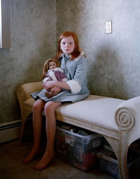 Нью-йоркский фотограф Илона Зварк сделала серию на тему маленьких девочек и их кукол.