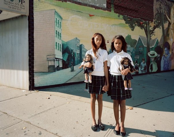 Нью-йоркский фотограф Илона Зварк сделала серию на тему маленьких девочек и их кукол.