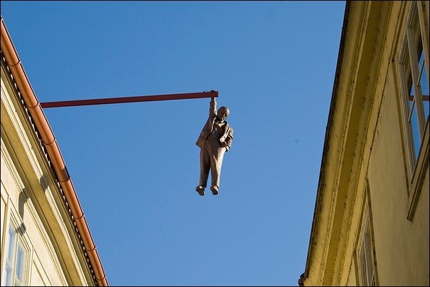 На выступающем элементе крыши одного из домов Праги можно увидеть скульптуру висящего человека в костюме. На самом деле это скульптура известного профессора Зигмунда Фрейда.