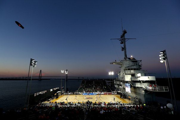 Баскетбольный матч университетских команд Notre Dame Fighting Irish и Ohio State Buckeyes на борту авианосца USS Yorktown, Чарльстон, Южная Каролина.