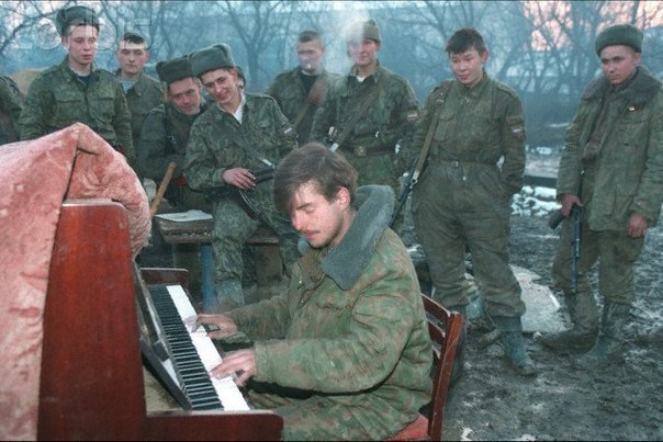 Русские солдаты играют. Грозный, Чечня. РФ. 28 января 1995 года.