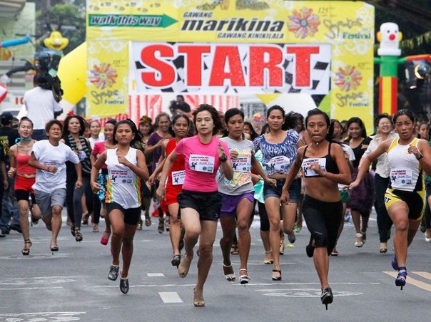 500-метровый забег на шпильках «Tour De Takong» в рамках ежегодного Филиппинского фестиваля обуви.