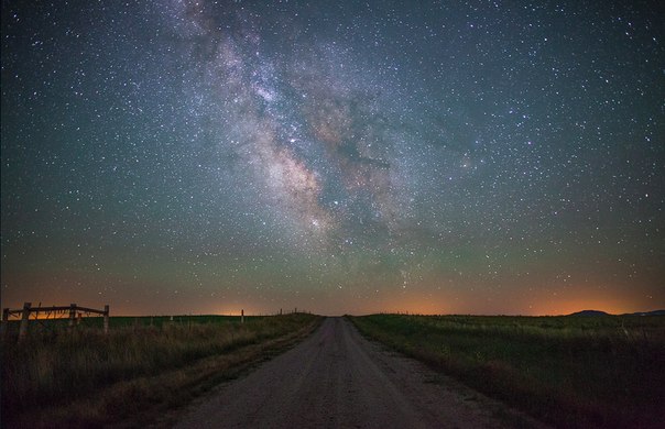 Проселочная дорога и Млечный путь в штате Вайоминг. Автор фотографии - Эрик Хайнц.
