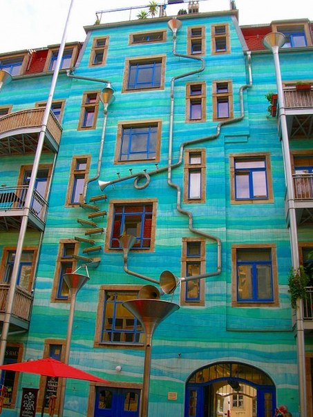 Здание с флейтой из водосточных труб в Дрездене