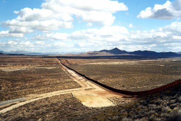 Государственная граница между США и Мексикой в серии фоторабот Виктории Самбунарис