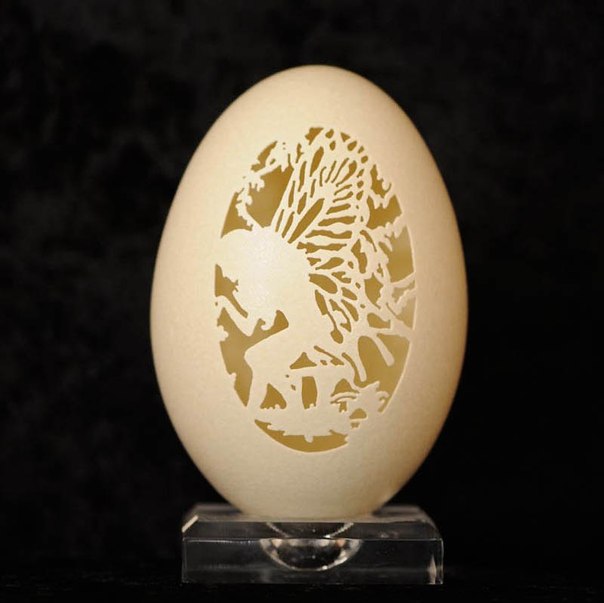 У Брайана Бэйти есть хобби - резьба по яичной скорлупе. Благодаря своим работам он стал известен во всем мире и выиграл несколько конкурсов. Действительно, очень тонкая работа!