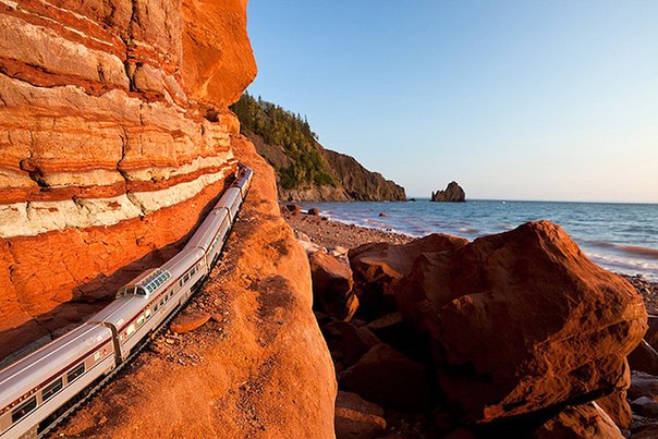 Фотограф по имени Джефф Фризен создал проект под названием «Поезд-призрак путешествует по Канаде» , на снимках которого отображены приключения игрушечного поезда.