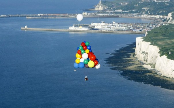 Искатель приключений Джонатан Трапп стал первым, кто пересек Ла-Манш на воздушных шарах.