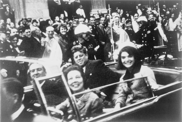 Джон и Жаклин Кеннеди на заднем сидении президентского лимузина, незадолго до выстрела
