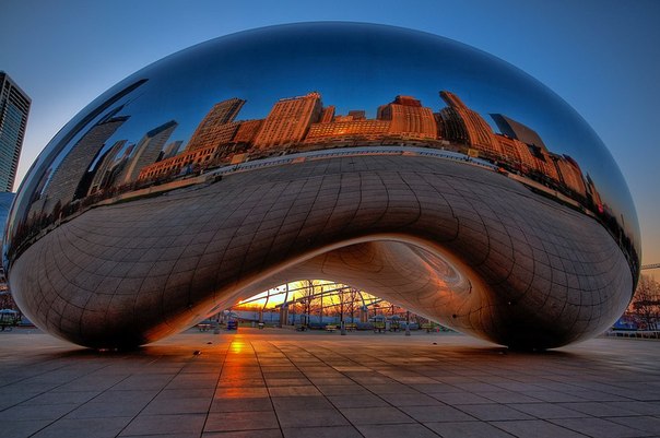 Капля "ртути" массой в 110 тонн. Это Cloud Gate — скульптура британского художника и скульптора Аниша Капура, установленная в парке Миллениум в центре Чикаго