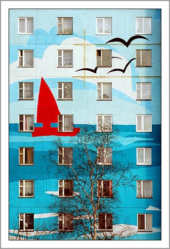 Город Раменское расположен в 40 км к юго-востоку от Москвы. После 2000 года в Раменском был реализован проект по художественному оформлению группы типовых жилых домов, весьма необычный для России.