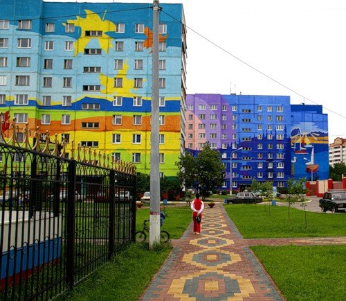 Город Раменское расположен в 40 км к юго-востоку от Москвы. После 2000 года в Раменском был реализован проект по художественному оформлению группы типовых жилых домов, весьма необычный для России.