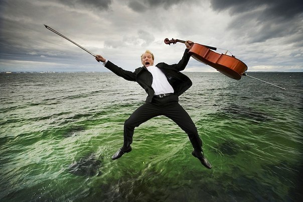 Фотограф из Дании Николай Лунд создал серию фотографий, на которой изображены музыканты-исполнители классической музыки со своими инструментами.