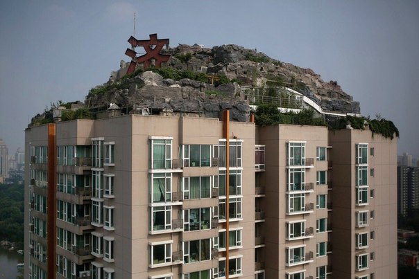Частная вилла на крыше 26-этажного дома, Пекин, Китай. Строительство виллы продолжалось в течение 6 лет, но после многочисленных жалоб других жильцов дома на шум и технические проблемы владелец постройки получил предписание на ее снос.