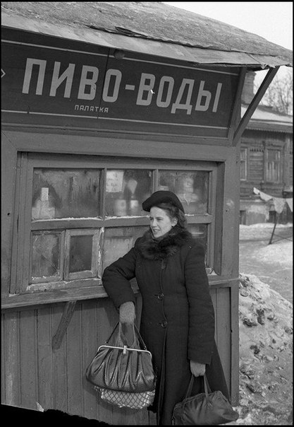 Подборка фотографий с изображением того, как продавали и потребляли различные напитки в СССР.