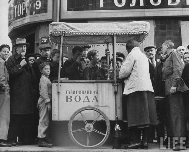 Подборка фотографий с изображением того, как продавали и потребляли различные напитки в СССР.