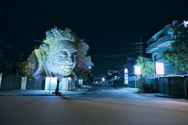 На улицах городов Камбоджи появились необычные световые инсталляции. Французский художник Клемен Брийон  стал автором очаровательной серии проекций культовых для камбоджийцев изображений на кроны деревьев.