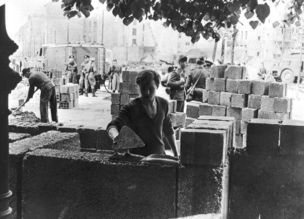 Строительство  Берлинской стены в августе 1961 года.