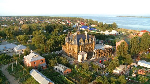 Вот такой замок-отель построили в деревне Хрящевка, рядом с г.Тольятти