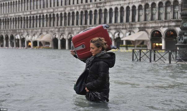 Венеция уходит под воду: около 70% города затоплено в результате проливных дождей и сильного южного ветра, который вызвал резкий подъем уровня моря. В настоящий момент уровень воды в городе на 1,5 м выше нормы, а в некоторых местах около 2 метров. Это наводнение стало шестым из самых сильных за всю историю Венеции.