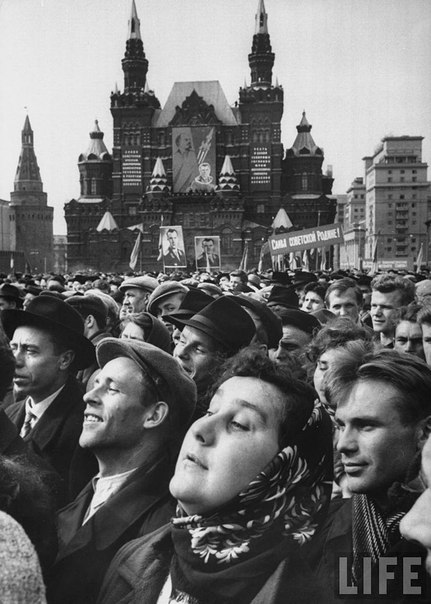 Москвичи празднуют полет Юрия Гагарина в космос, апрель 1961 г.
