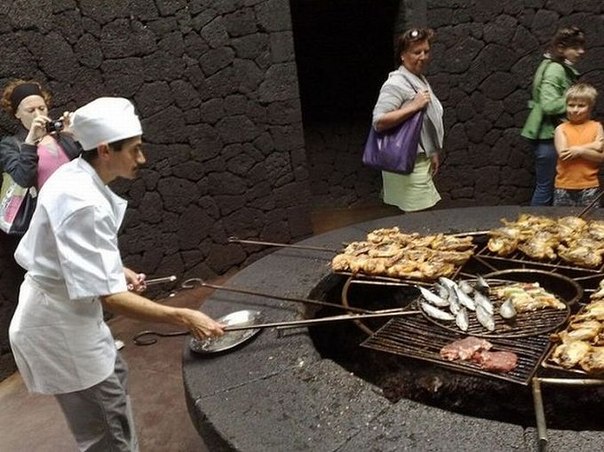 В ресторане El Diablo еда готовится прямо на вулкане