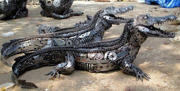 Скульптуры аллигаторов из металла