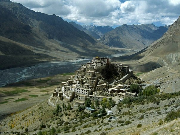 Ки Гомпа – один из крупнейших буддийских монастырей в Тибете. Он расположен в долине Спити в самом сердце индийских Гималаев. Добраться сюда непросто, ведь монастырь построен на высоте 4166 метров над уровнем моря.
